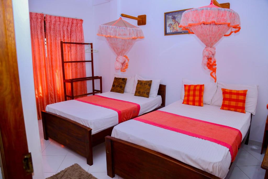 Postel nebo postele na pokoji v ubytování Canal Side Guest House Polonnaruwa