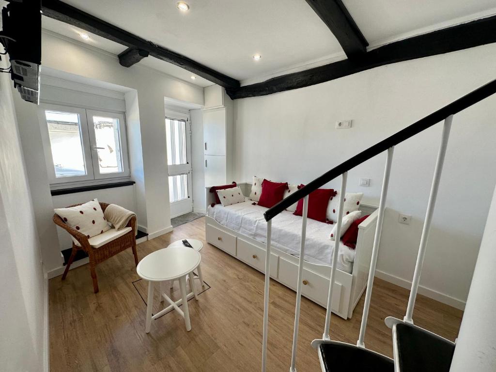 um quarto com uma cama, uma mesa e cadeiras em N&E - Home Celanova Rúa Manuel Lezón em Celanova