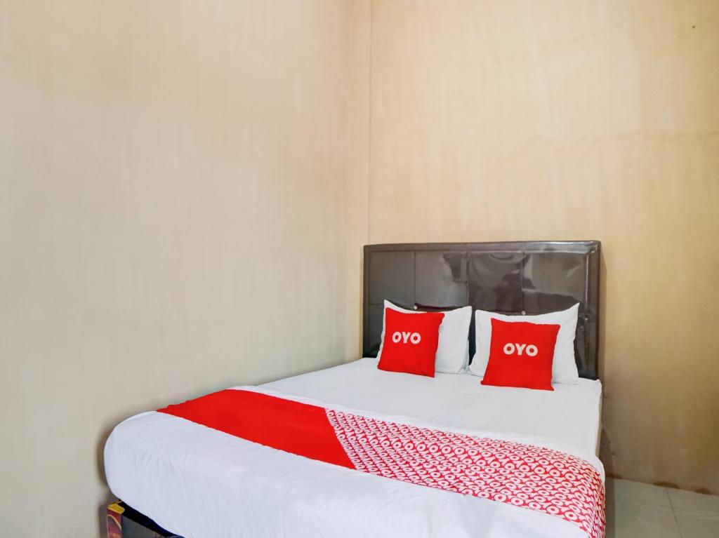 Postel nebo postele na pokoji v ubytování OYO 92826 Penginapan Syariah Faster Inn