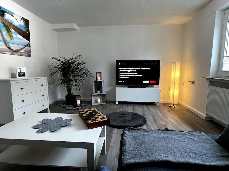 sala de estar con TV de pantalla plana grande en Mittelpunkt der Stadt, en Vellmar