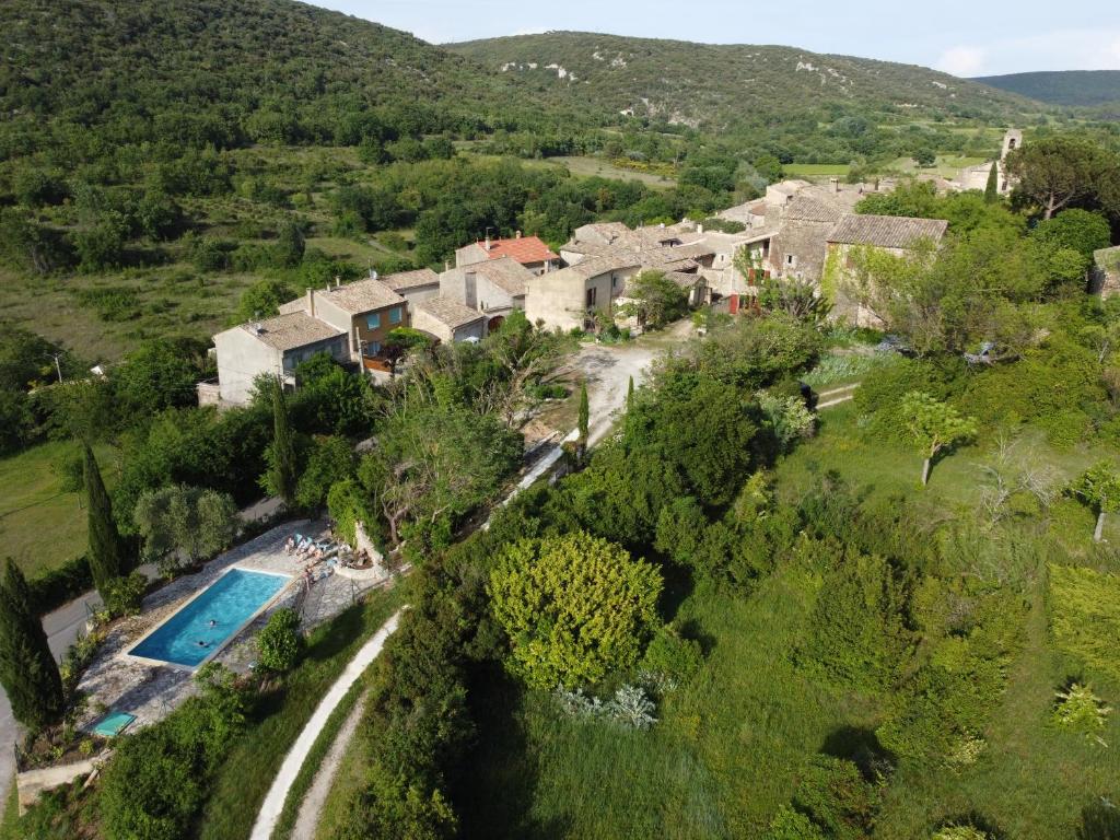 uma vista aérea de uma casa com piscina em Gîtes du Clos Cèze Art em Saint-André-de-Roquepertuis