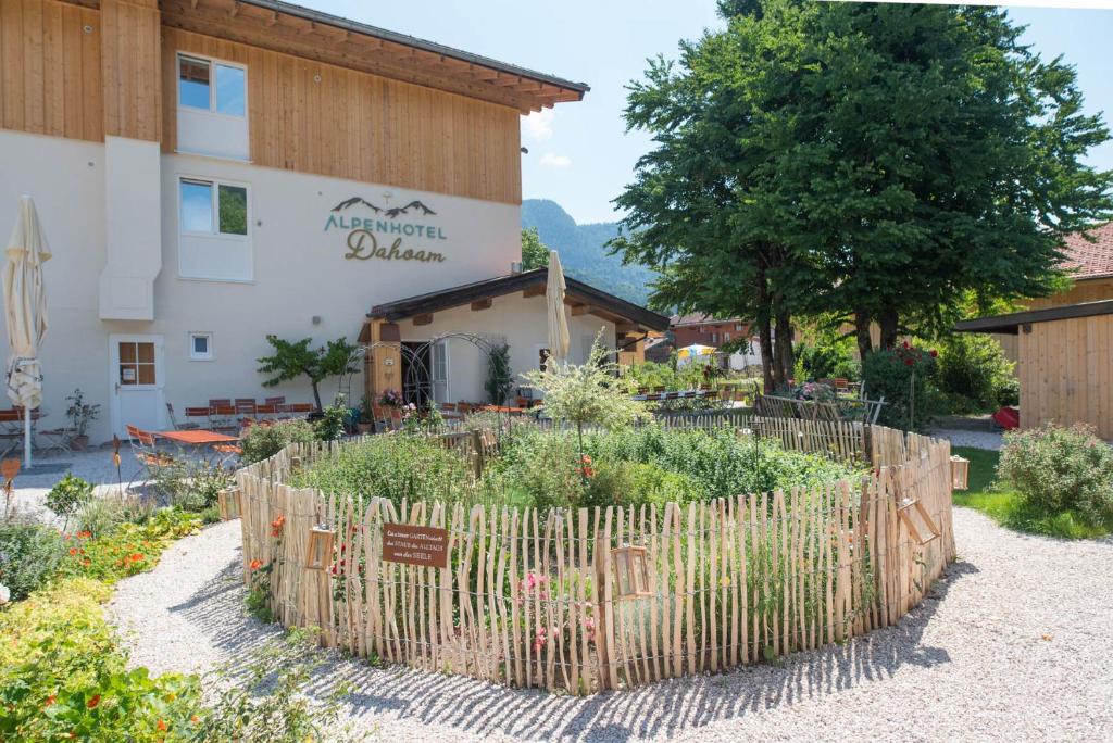einen Garten vor einem Gebäude in der Unterkunft Alpenhotel Dahoam in Schleching