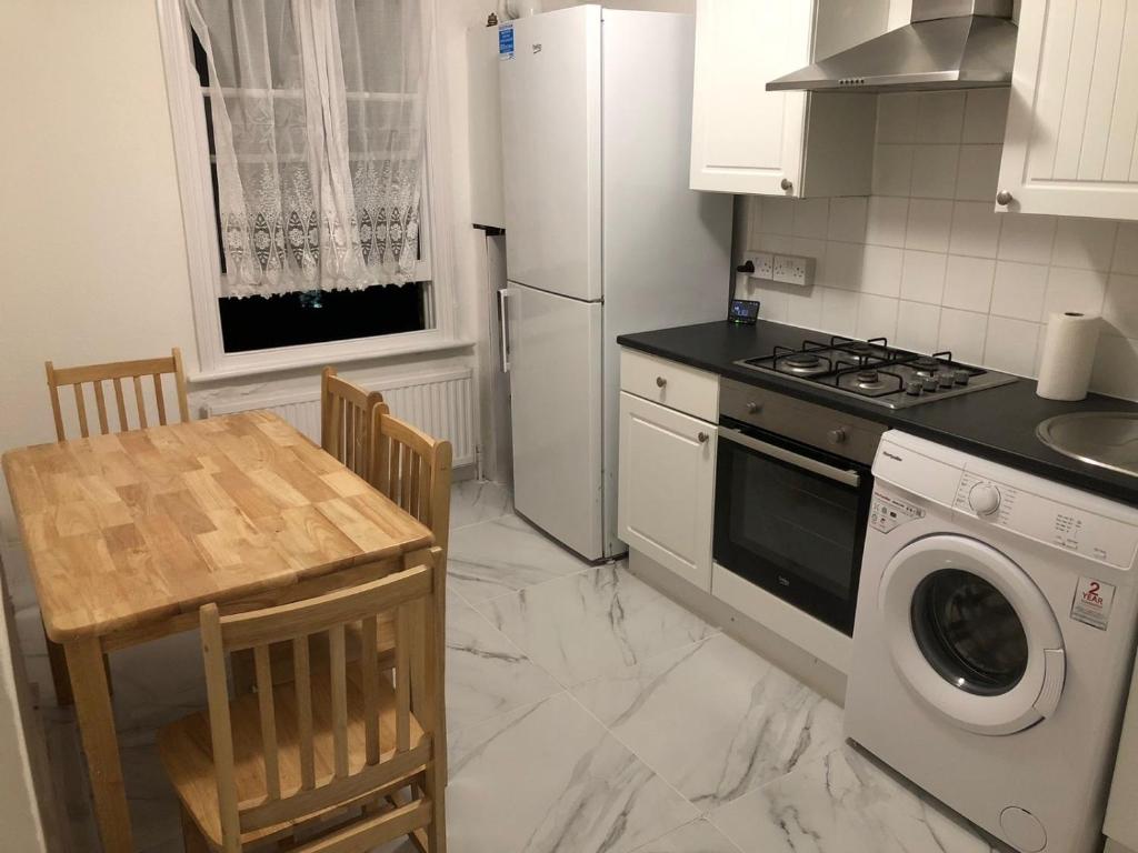 Kuchyň nebo kuchyňský kout v ubytování East london 2 bedroom apartment