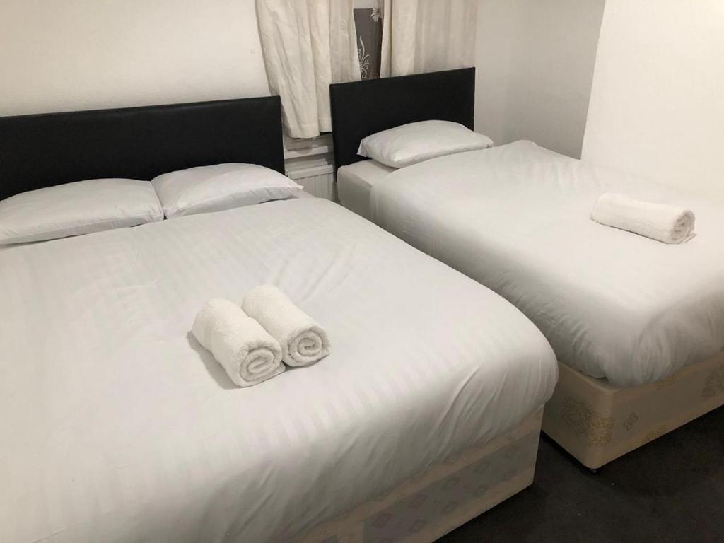 Postel nebo postele na pokoji v ubytování East london 2 bedroom apartment