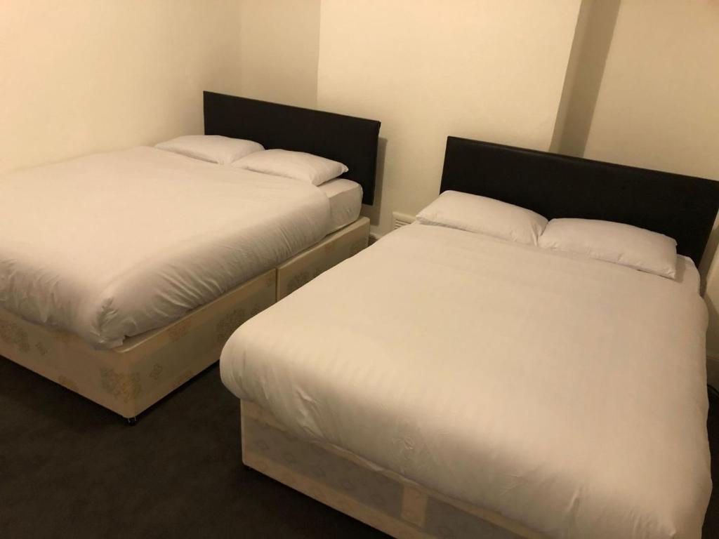 Postel nebo postele na pokoji v ubytování East london 2 bedroom apartment
