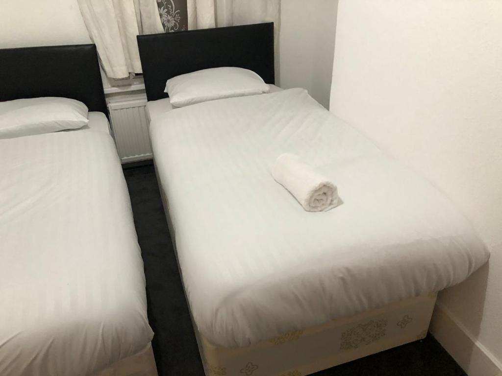 Postel nebo postele na pokoji v ubytování East london 2 bedroom apartment