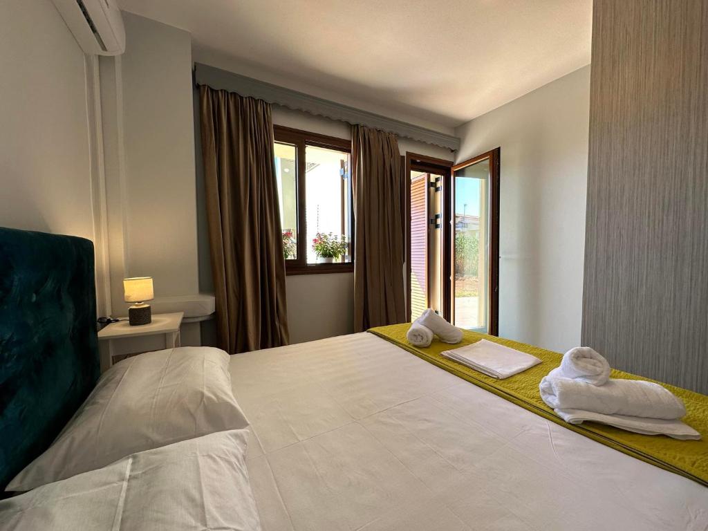 una camera da letto con un letto e asciugamani di Lixourious Apartment a Lixouri