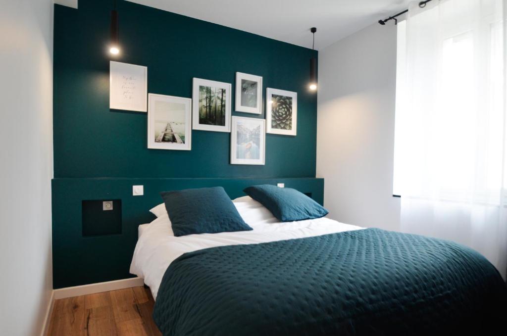 1 dormitorio con una pared verde y 1 cama en L'AuthentiK, en Guingamp