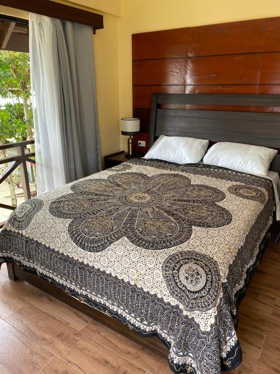 Postel nebo postele na pokoji v ubytování Entire Private Beachfront Villa in Siargao