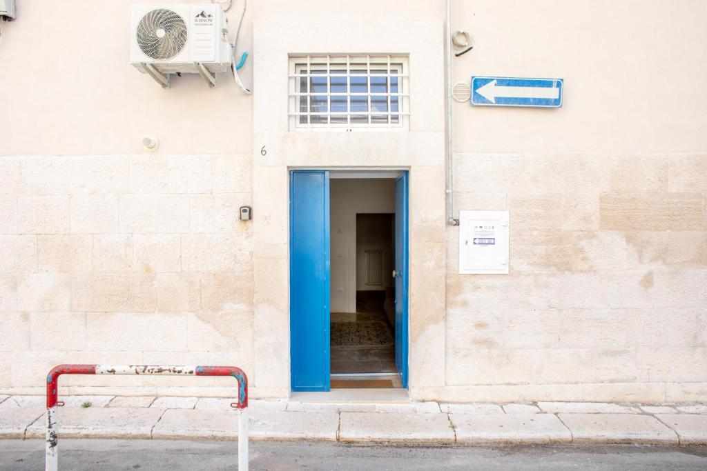 une porte bleue sur un bâtiment avec une fenêtre dans l'établissement Senso Unico: nuovo appartamentino in centro, à Bisceglie