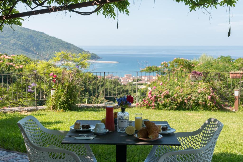 une table avec de la nourriture assise sur l'herbe dans l'établissement ALTANA, à Torraca