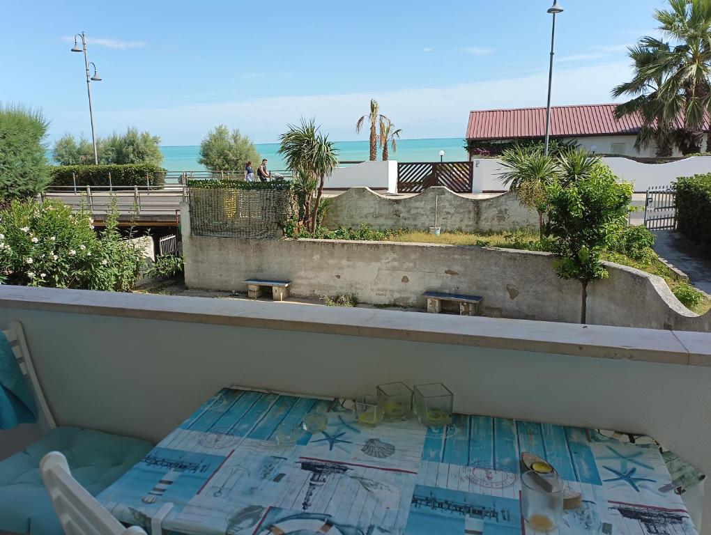 福薩切西亞的住宿－Casa a 20 metri dal mare!，阳台享有大海和海滩的景致。