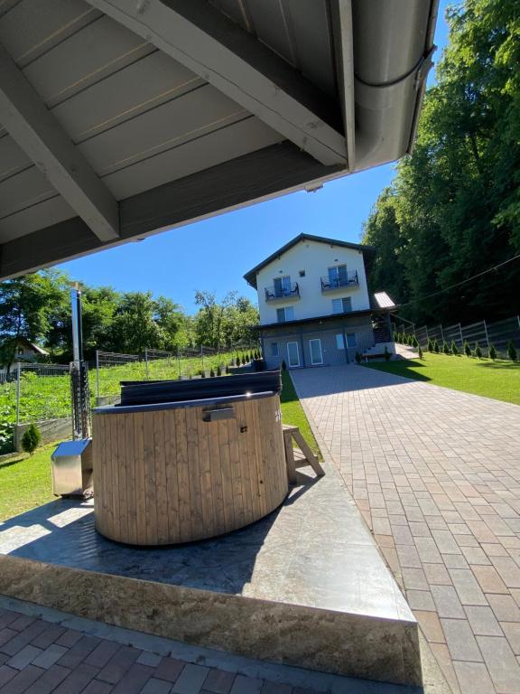 uma mesa de piquenique sob um pavilhão com uma casa ao fundo em Casa Dumitru 2 em Valea Borului