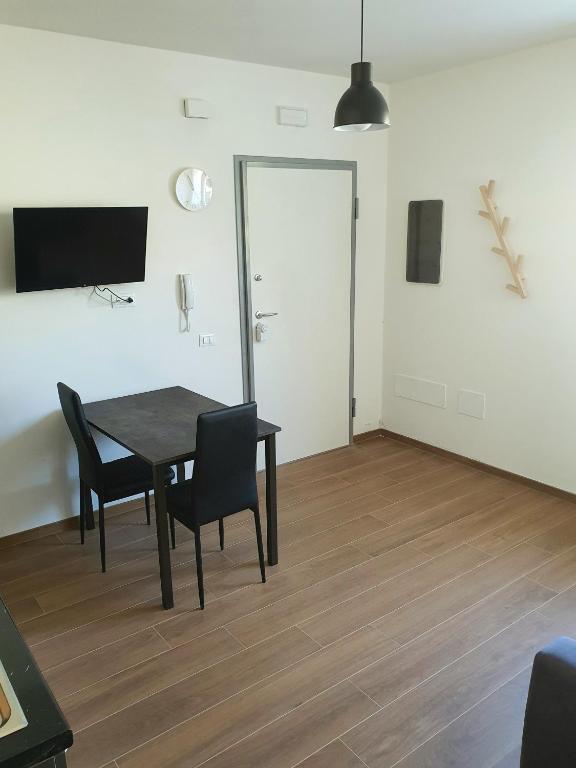 a dining room with a table and chairs and a television at La Casa de Papel - Self Check in, Smart Tv, tutti i confort, appartamento privato non condiviso in Cavarzere