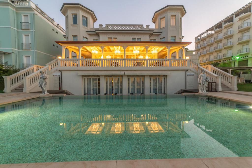 Бассейн в Hotel Carducci 76 или поблизости