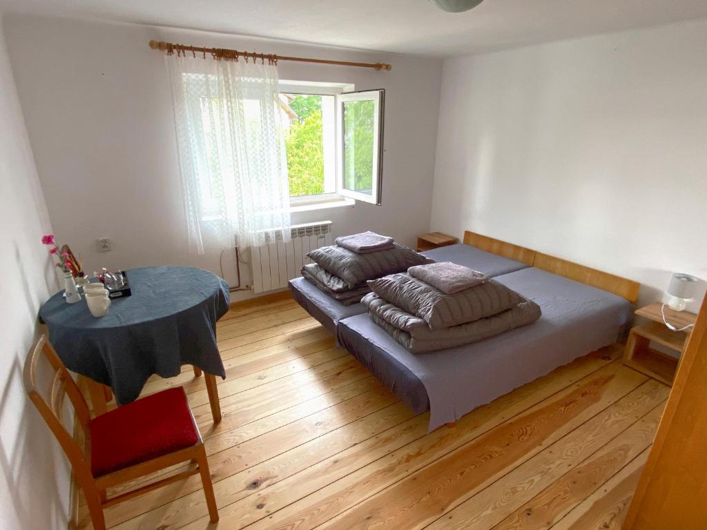 Un dormitorio con una cama y una mesa. en Willa Plater, en Ciechocinek