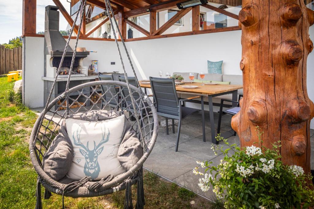 Patio alebo iná vonkajšia časť ubytovania Bauernhaus Bichl