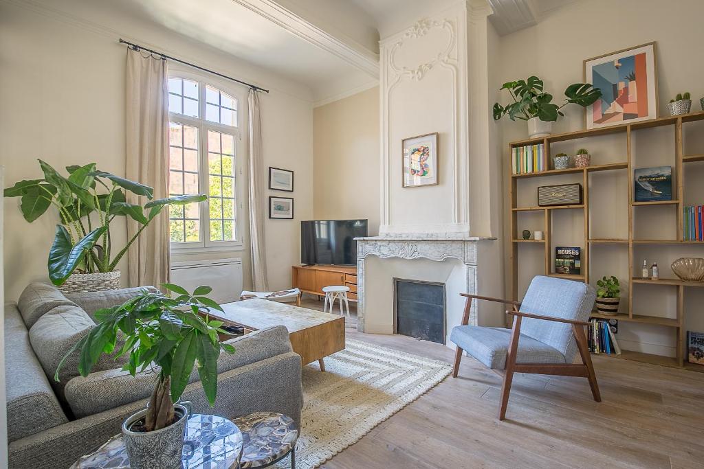 un salon avec un canapé et une cheminée dans l'établissement Le Cocon Aixois, à Aix-en-Provence