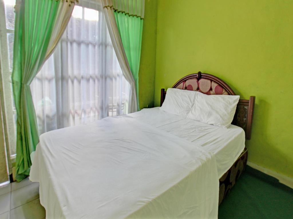 En eller flere senger på et rom på OYO 92849 Hotel Dienda Hayu