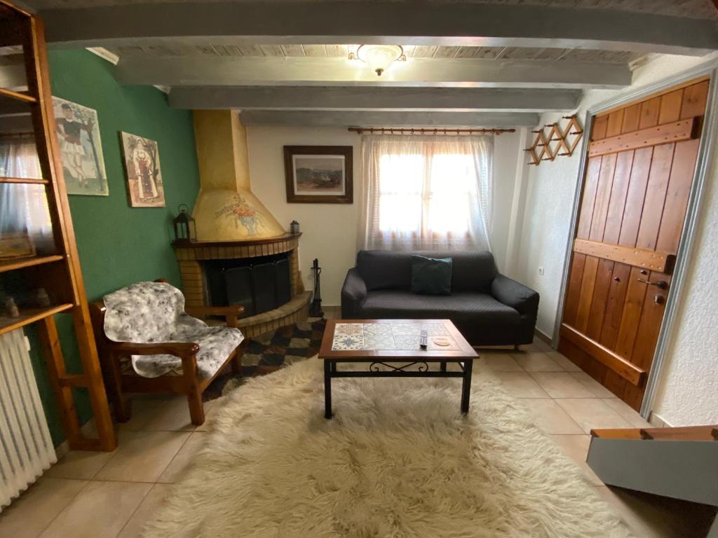ein Wohnzimmer mit einem Sofa und einem Couchtisch in der Unterkunft Pleistos Valley 1 in Arachova