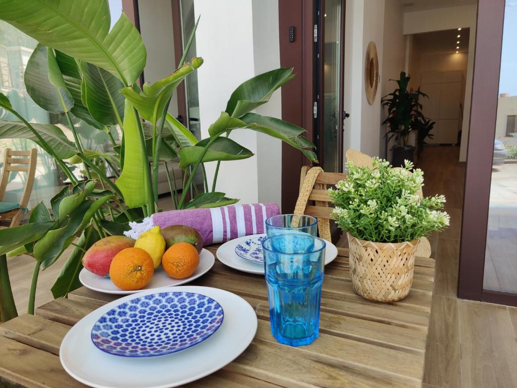 - une table en bois avec des assiettes de fruits dans l'établissement Mi Casita De Garraf, à Garraf