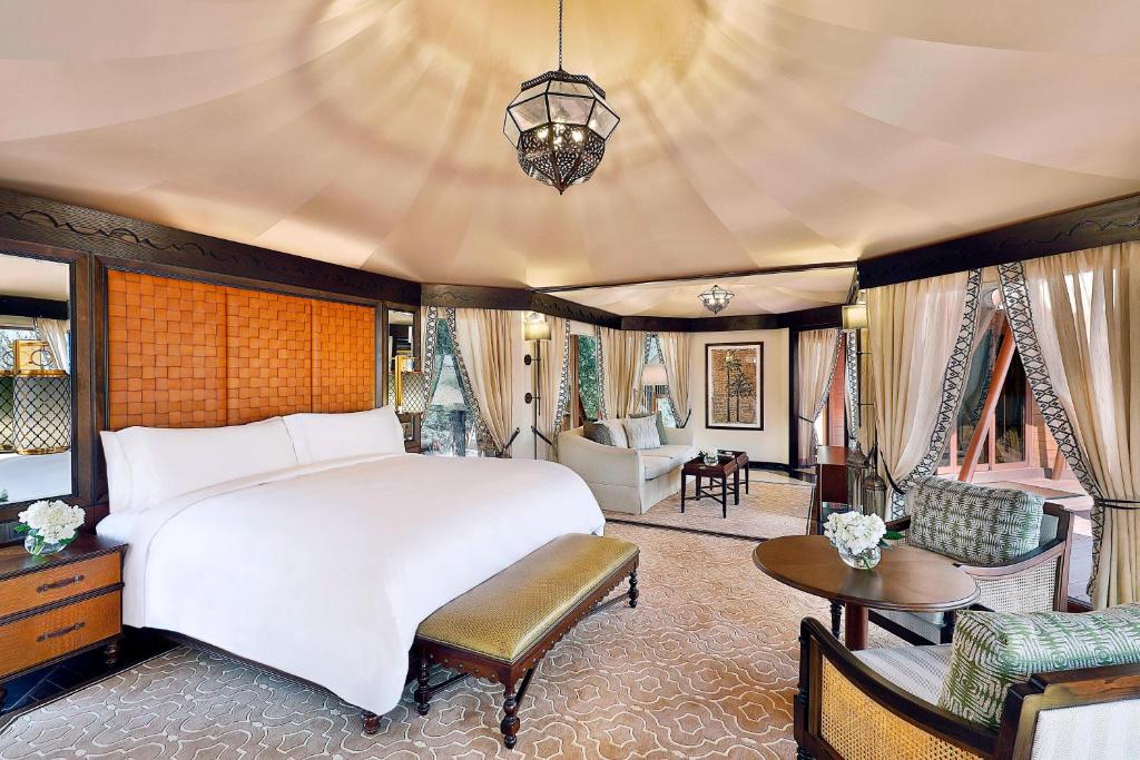Postel nebo postele na pokoji v ubytování The Ritz-Carlton Ras Al Khaimah, Al Wadi Desert