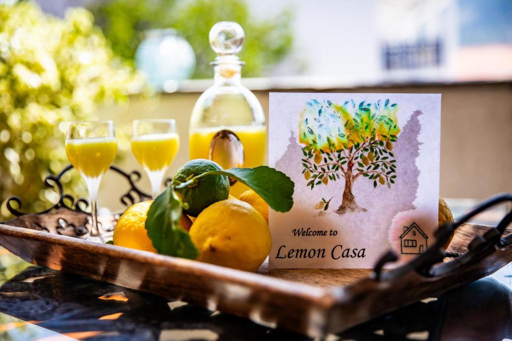 una cesta de limones y una botella de zumo de naranja en Lemon Casa, en Skopelos Town