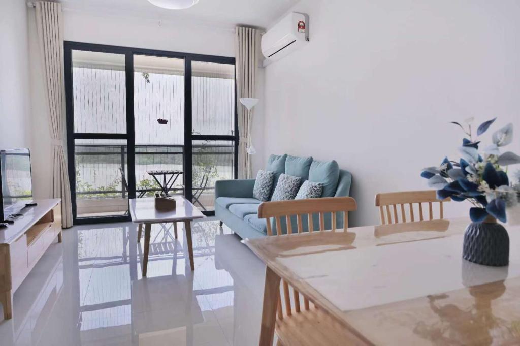 sala de estar con sofá y mesa en 16 Forest City homestay-free WIFI-森林城市民宿 en Johor Bahru