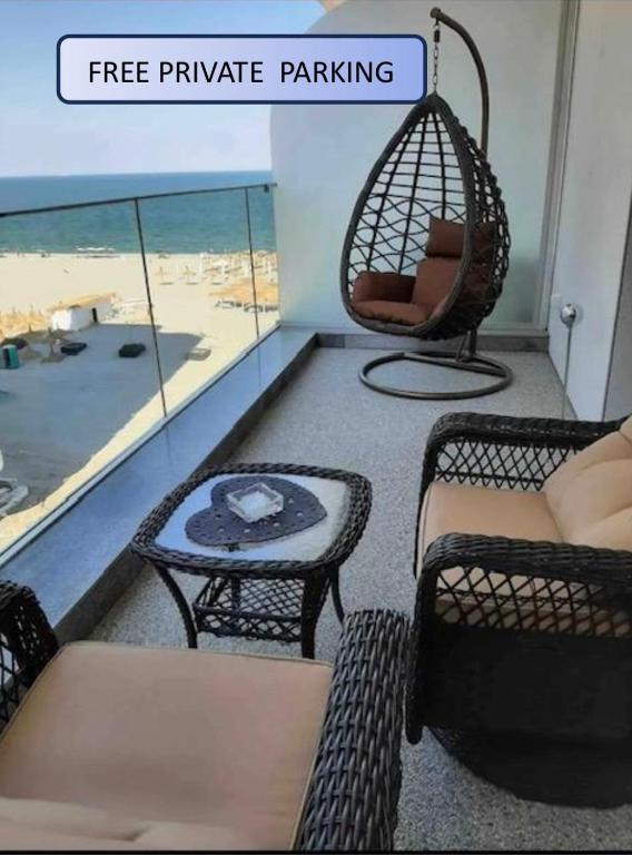 Una habitación con sillas, un columpio y una mesa. en SUNDREAM by the beach, en Mamaia