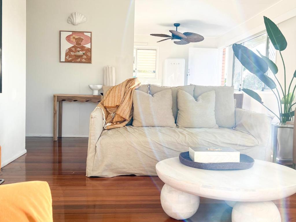 - un salon avec un canapé et une table basse dans l'établissement The Beach House on Bribie Island, à Woorim