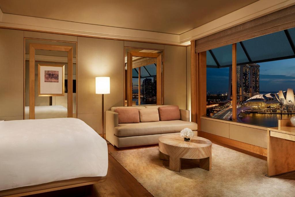 Postel nebo postele na pokoji v ubytování The Ritz-Carlton, Millenia Singapore