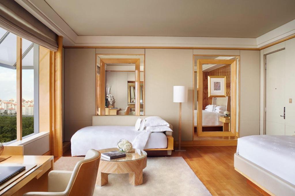 Postel nebo postele na pokoji v ubytování The Ritz-Carlton, Millenia Singapore