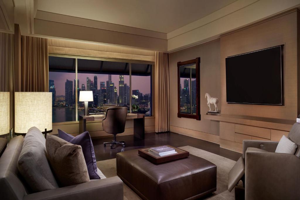 TV a/nebo společenská místnost v ubytování The Ritz-Carlton, Millenia Singapore