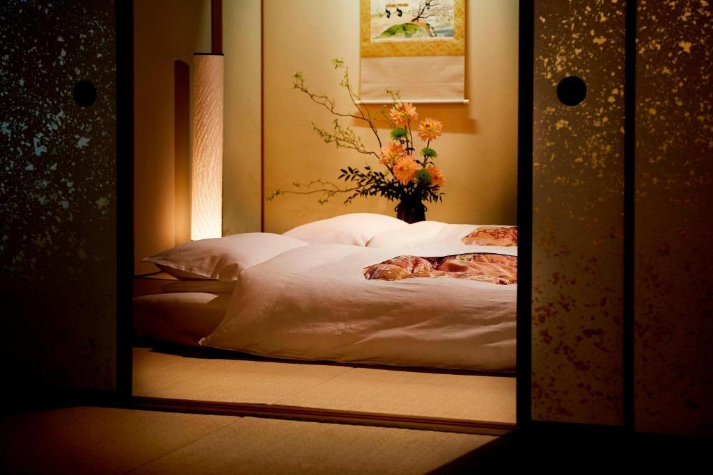 Postel nebo postele na pokoji v ubytování The Ritz-Carlton Osaka