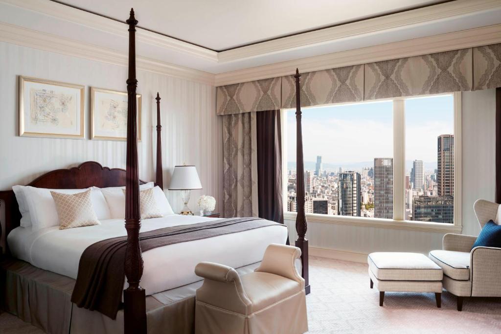 Postel nebo postele na pokoji v ubytování The Ritz-Carlton Osaka