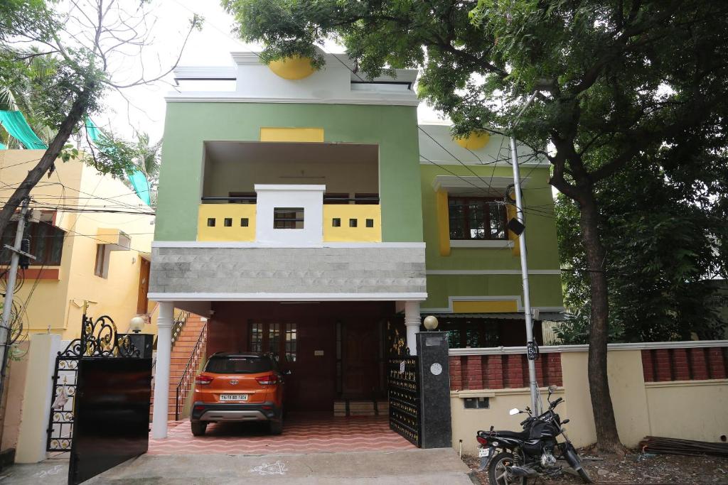 uma casa com um carro estacionado em frente em The Nest Lovely 3BHK and 1BHK Villa em Chennai