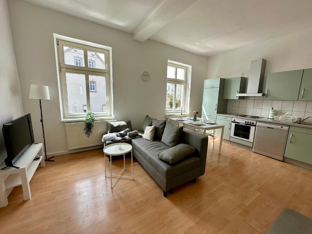 uma sala de estar com um sofá e uma cozinha em Kröpi 8 em Bad Doberan