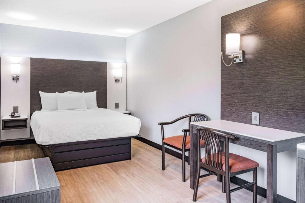 Postel nebo postele na pokoji v ubytování Days Inn & Suites by Wyndham Niagara Falls/Buffalo