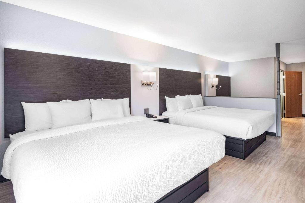 Postel nebo postele na pokoji v ubytování Days Inn & Suites by Wyndham Niagara Falls/Buffalo
