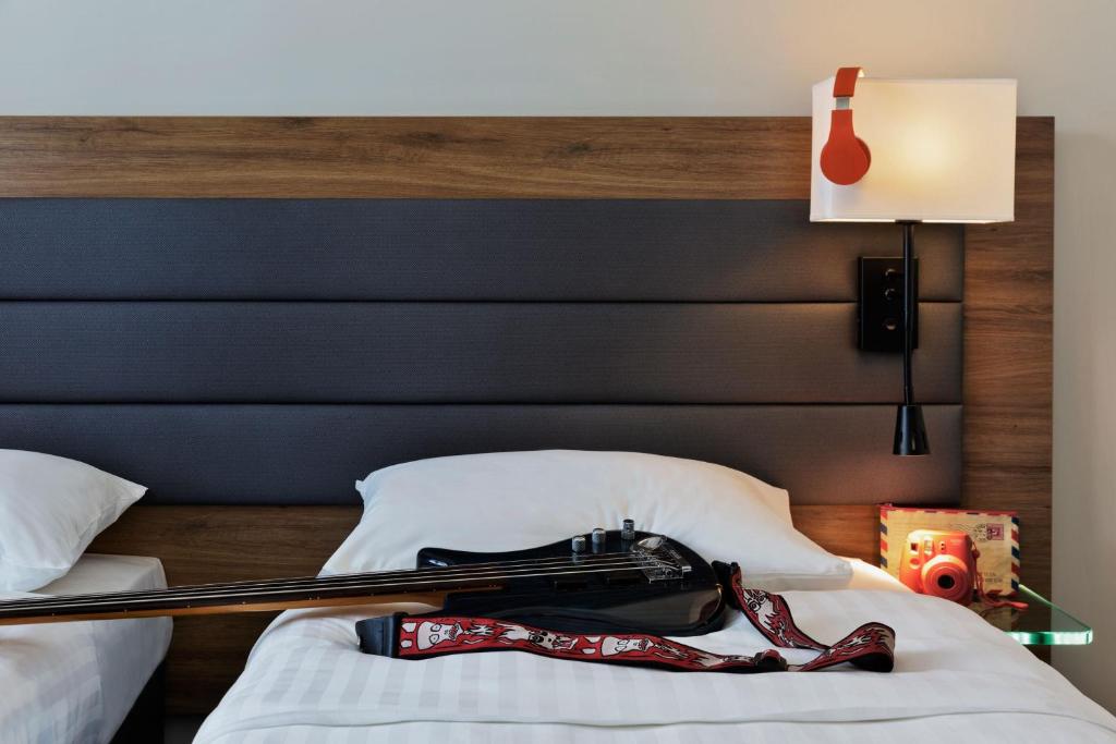 Postel nebo postele na pokoji v ubytování MOXY Vienna Airport