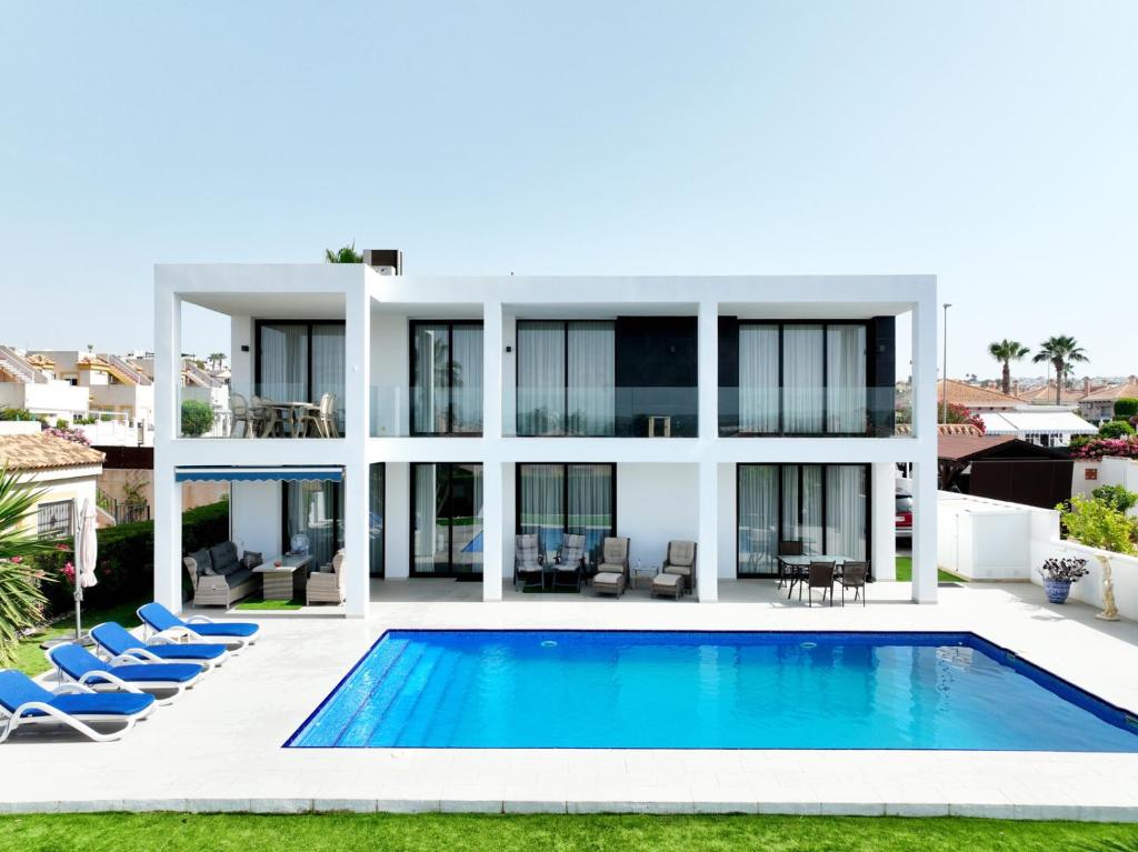 eine Villa mit einem Pool davor in der Unterkunft Luxury villa with large swimming pool and outdoor area in San Fulgencio