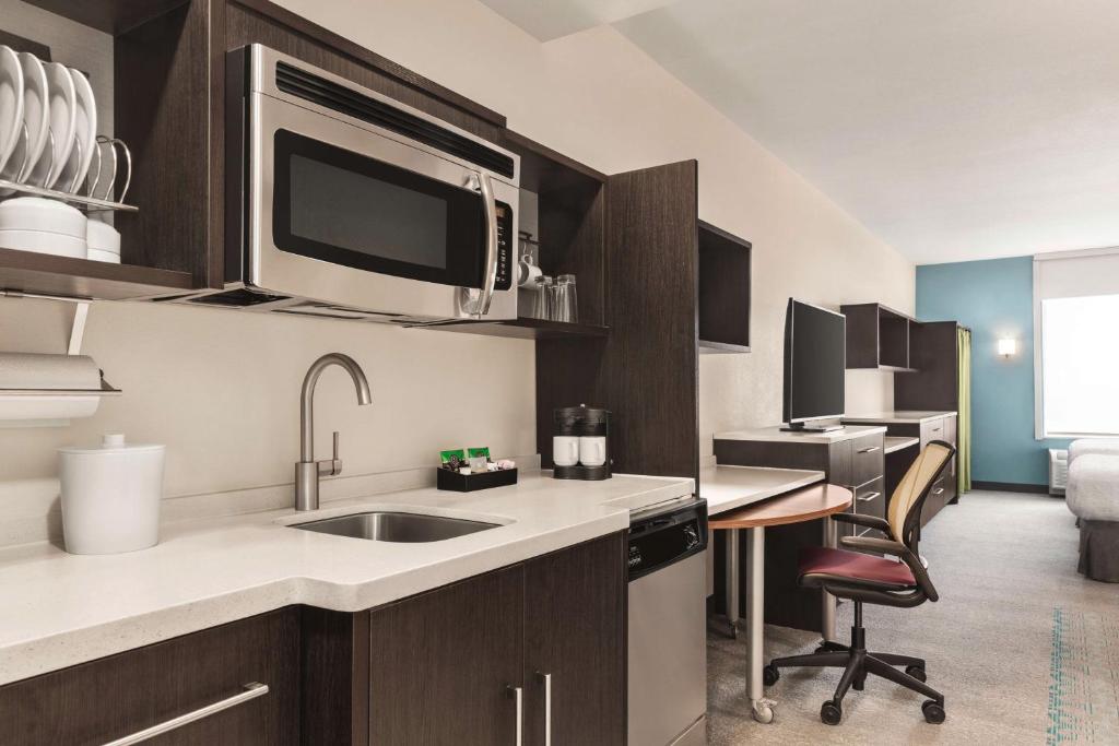 Kuchyň nebo kuchyňský kout v ubytování Home2 Suites by Hilton Lubbock