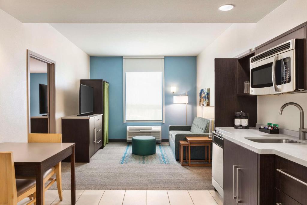 Kuchyň nebo kuchyňský kout v ubytování Home2 Suites by Hilton Lubbock