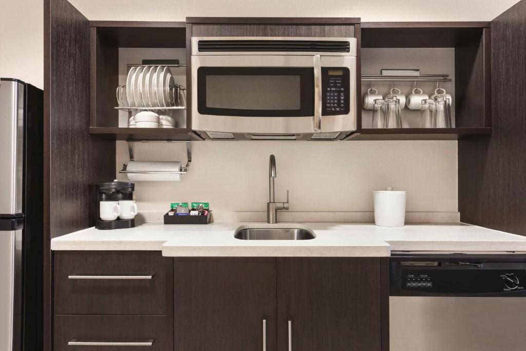 Kuchyň nebo kuchyňský kout v ubytování Home2 Suites by Hilton Lubbock