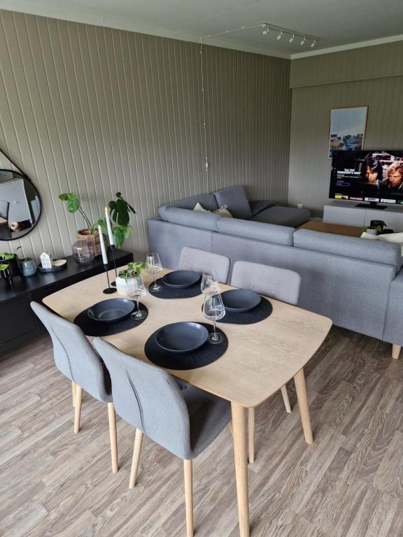 sala de estar con mesa y sofá en Large apartment - Perfect for Aqua Nor, en Trondheim