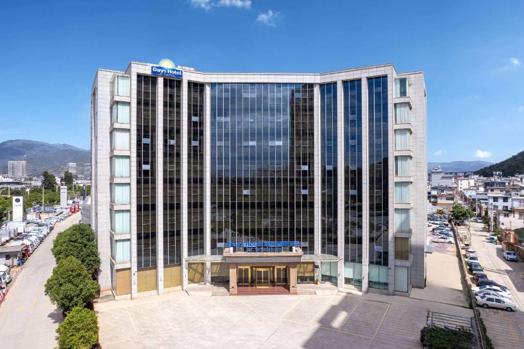 um grande edifício de escritórios com muitas janelas em Days Hotel by Wyndham Dali High-speed Railway Station em Dali