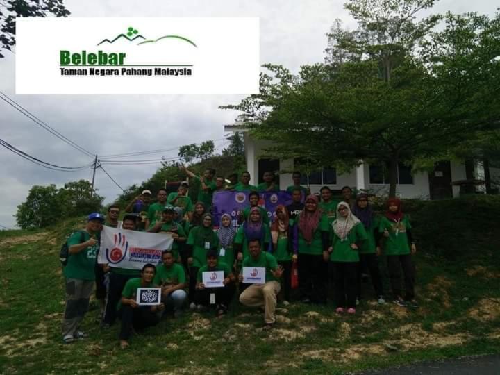un grupo de personas posando para una foto frente a una casa en Belebar Homestay Taman Negara Pahang Malaysia, en Kuala Tahan