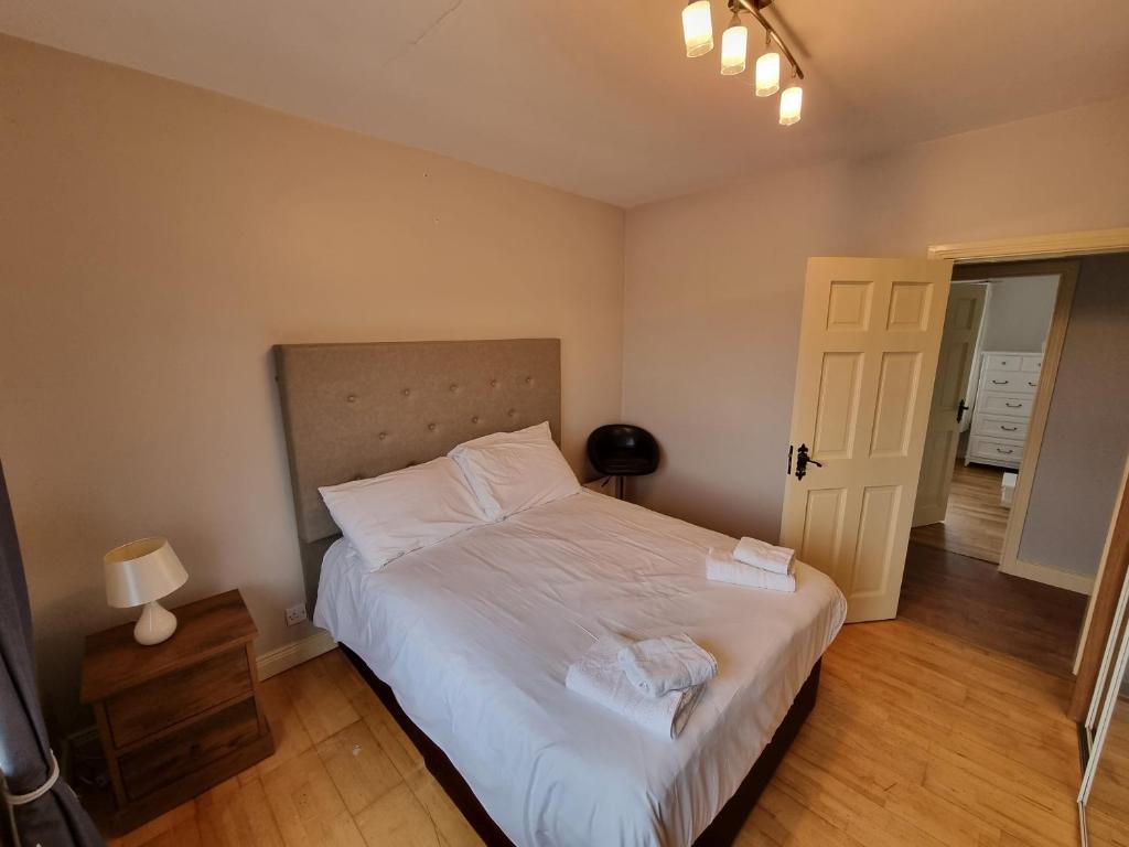 Postel nebo postele na pokoji v ubytování Elemey House