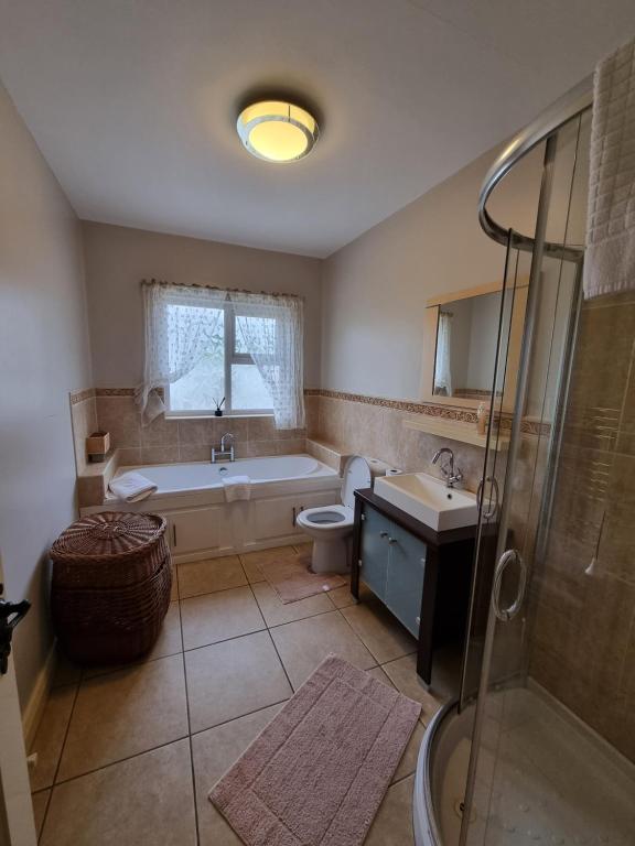 Koupelna v ubytování Elemey House