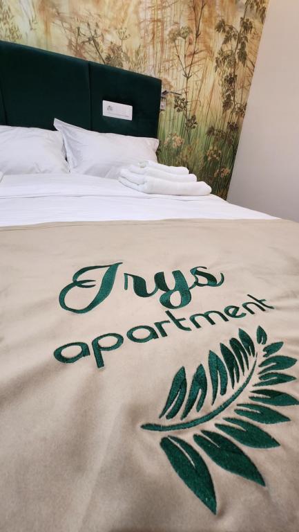 Una cama con un edredón con un pez. en IRYS APARTMENT, en Gura Humorului